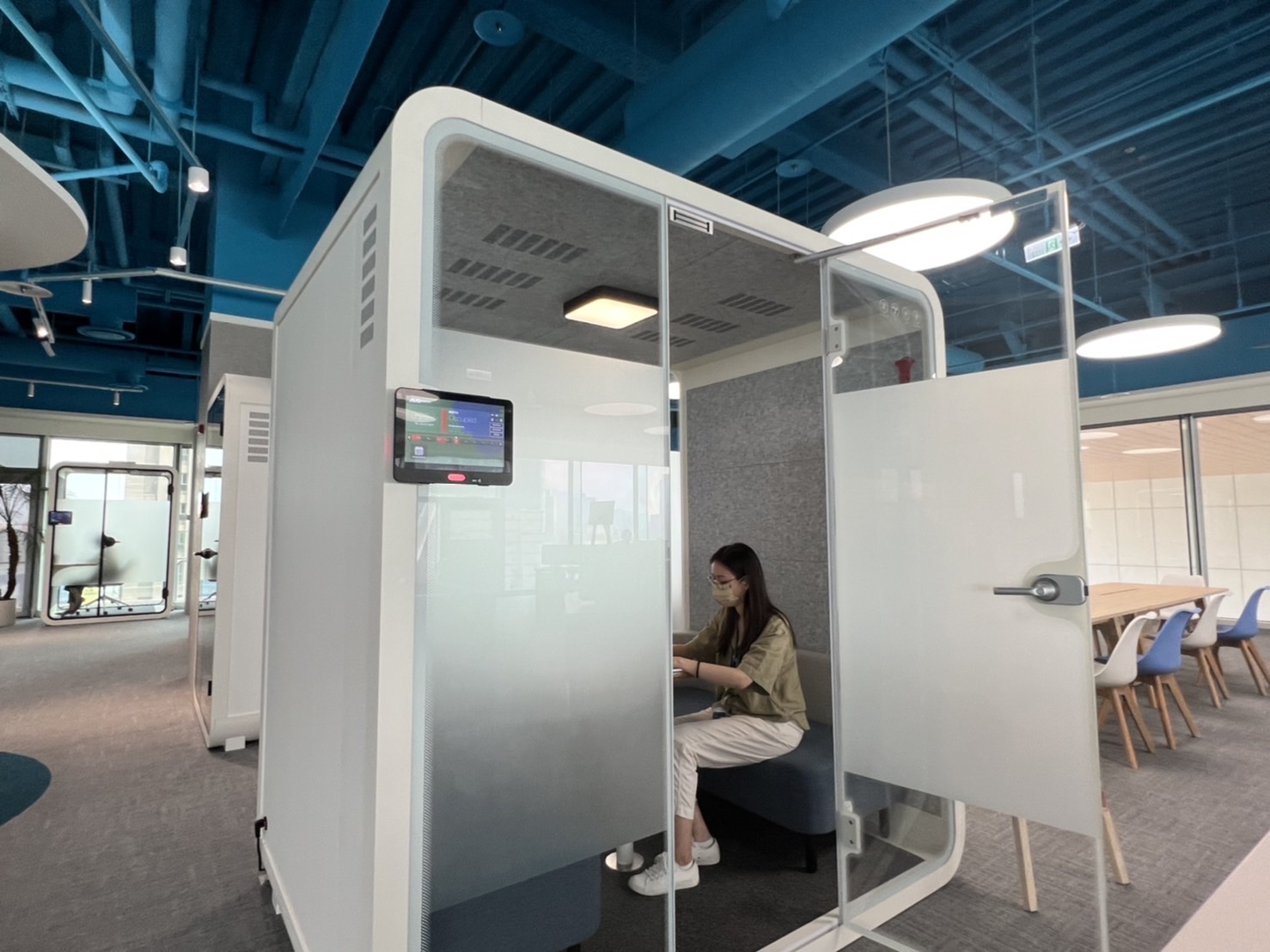 亿万28高雄據點的智慧行動辦公艙，展現亿万28在面板以外的研發應用軟實力